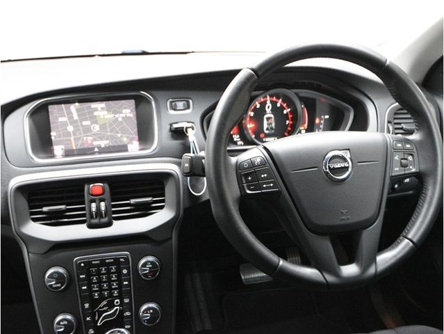 VOLVO V40 2018 Image 31