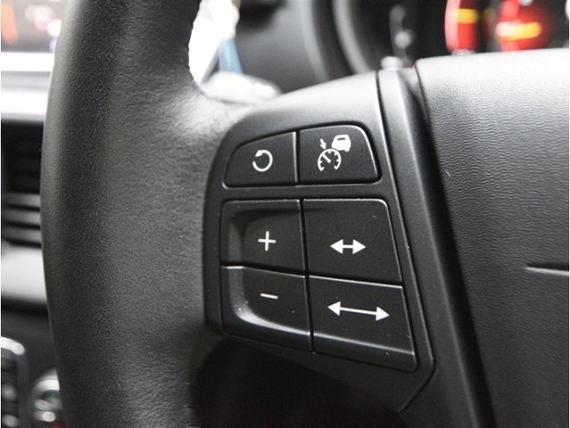 VOLVO V40 2018 Image 31