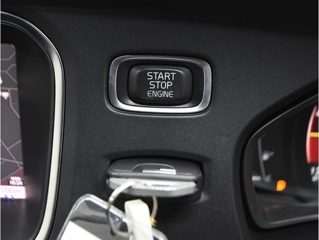 VOLVO V40 2018 Image 31