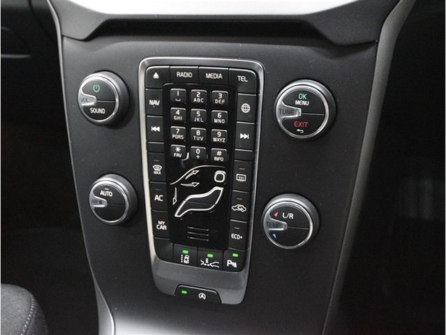 VOLVO V40 2018 Image 31