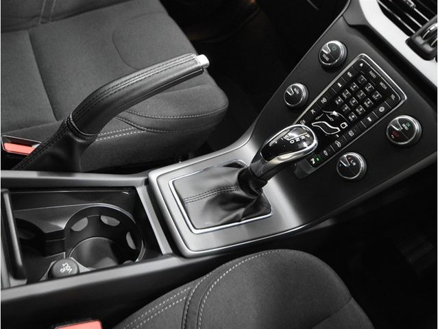 VOLVO V40 2018 Image 31