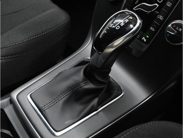 VOLVO V40 2018 Image 31