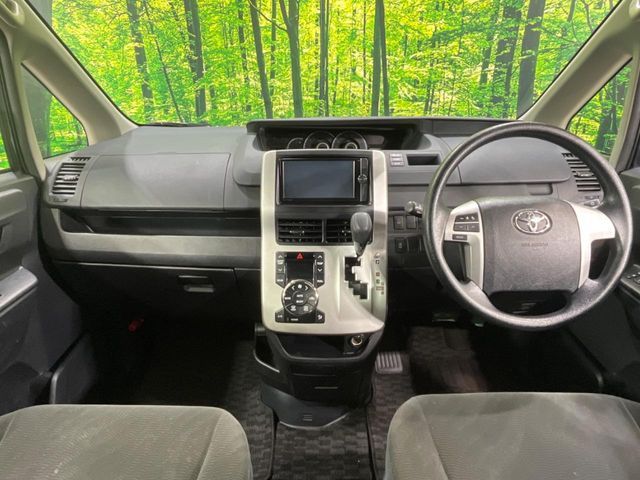 TOYOTA VOXY 2013 Image 31