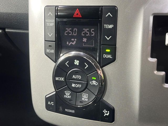 TOYOTA VOXY 2013 Image 31