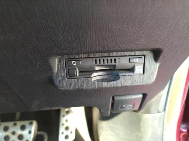 TOYOTA PRIUS ALPHA 2018 Image 31