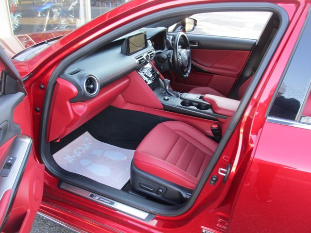 TOYOTA LEXUS IS300H 2021 Image 31