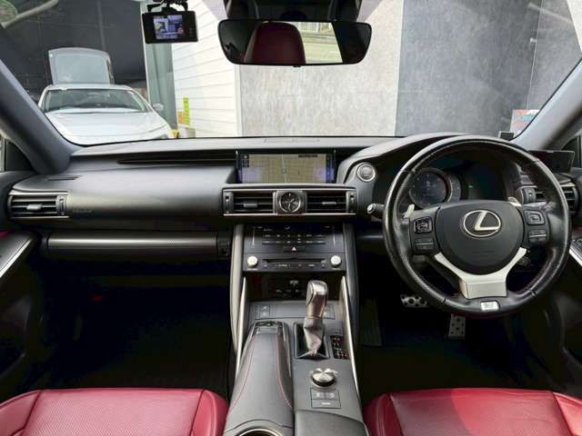 TOYOTA LEXUS IS200T 2018 Image 31