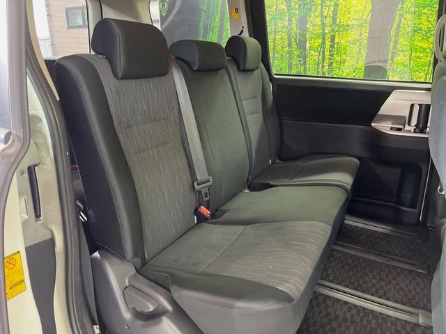 TOYOTA VOXY 2010 Image 31