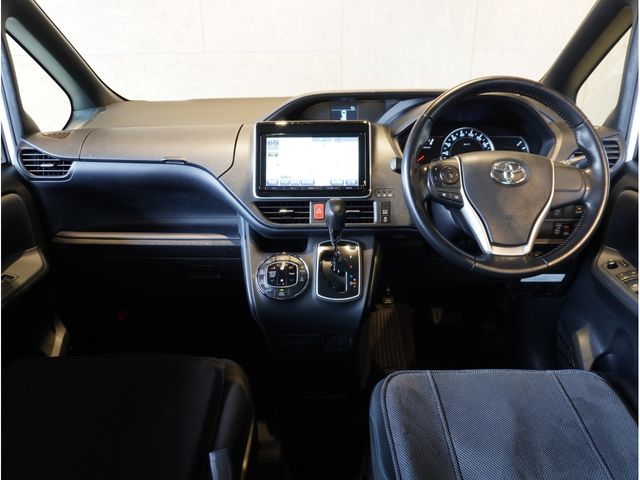 TOYOTA VOXY 2015 Image 31