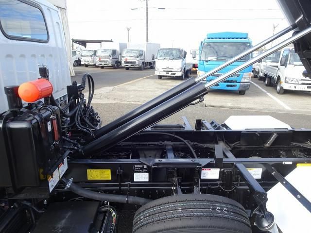 MITSUBISHI CANTER 2025 Image 31