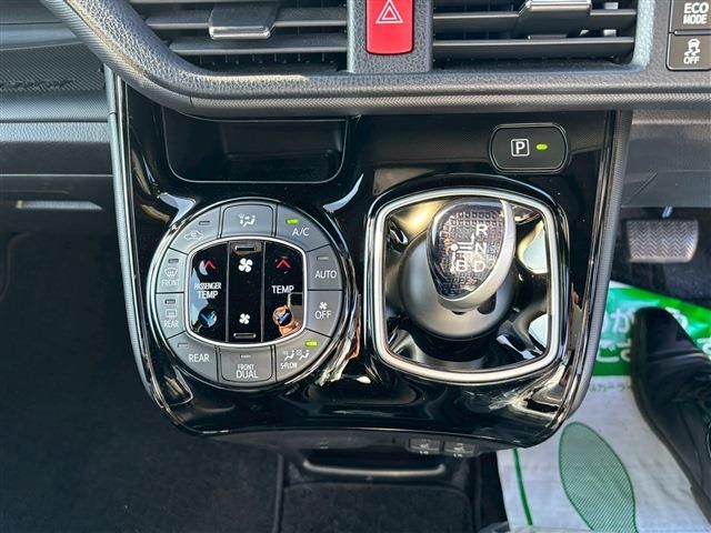 TOYOTA VOXY HYBRID 2019 Image 31