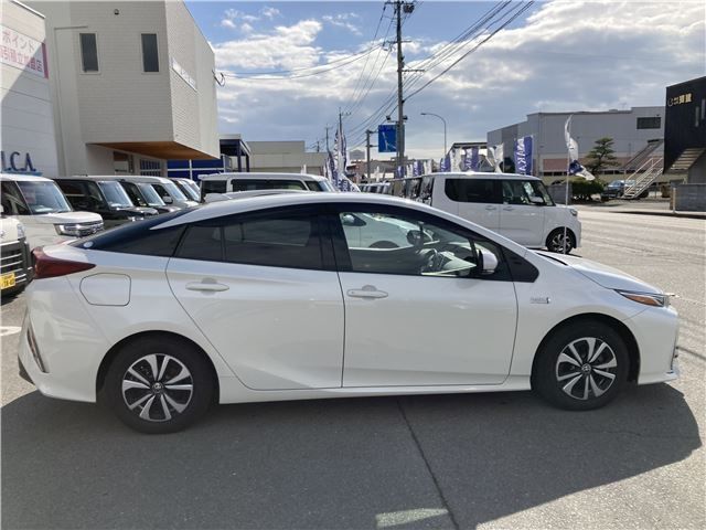 TOYOTA PRIUS PHV 2017 Image 31