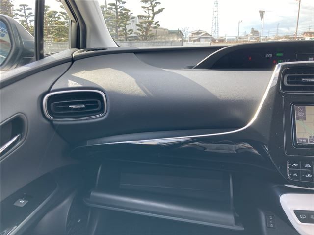 TOYOTA PRIUS PHV 2017 Image 31