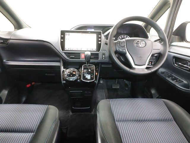 TOYOTA VOXY 2017 Image 31
