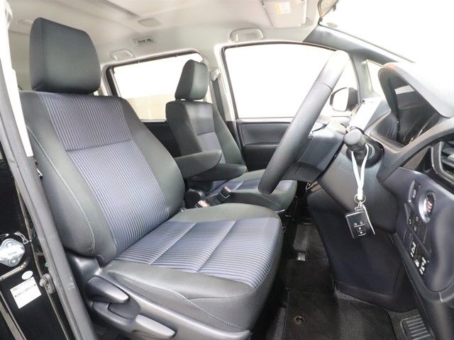 TOYOTA VOXY 2017 Image 31