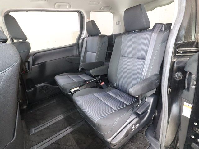 TOYOTA VOXY 2017 Image 31