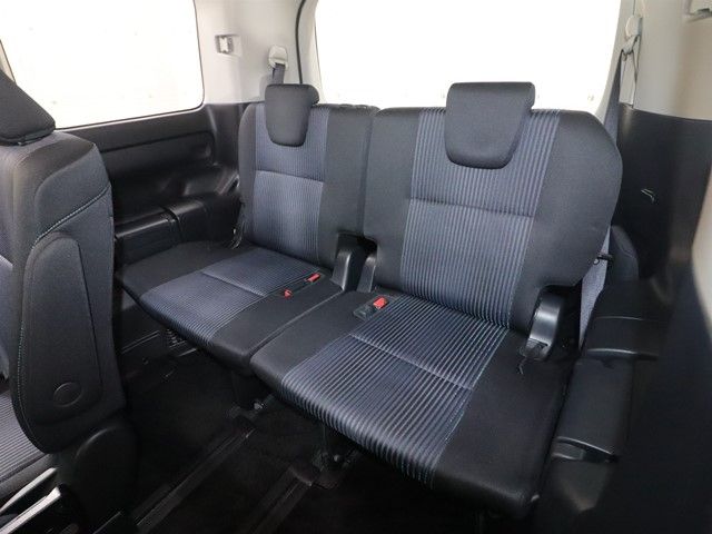 TOYOTA VOXY 2017 Image 31