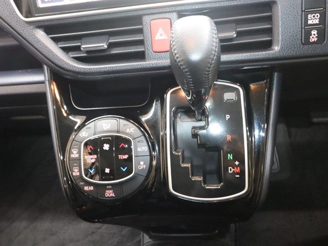 TOYOTA VOXY 2017 Image 31