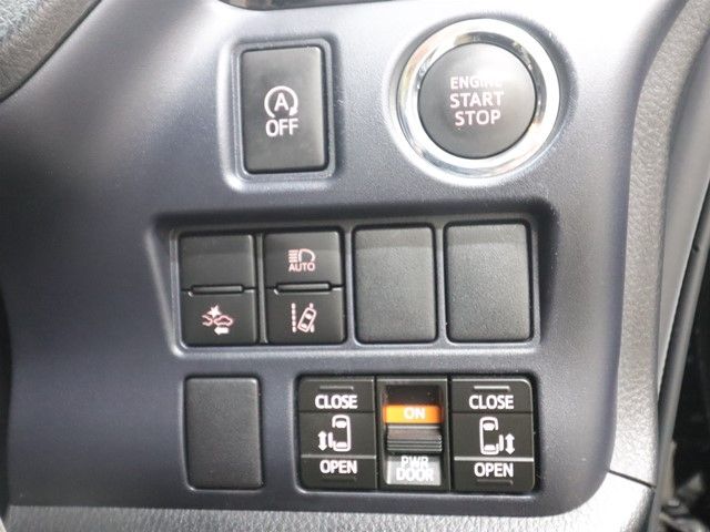 TOYOTA VOXY 2017 Image 31