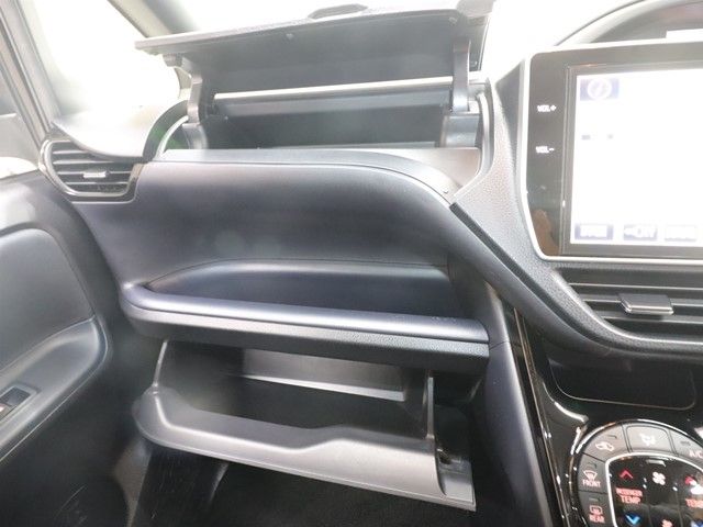 TOYOTA VOXY 2017 Image 31