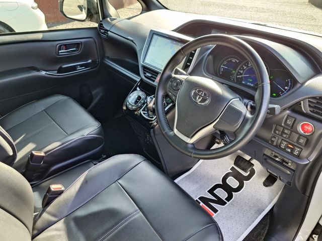 TOYOTA NOAH HYBRID 2017 Image 31