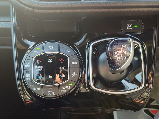 TOYOTA NOAH HYBRID 2017 Image 31