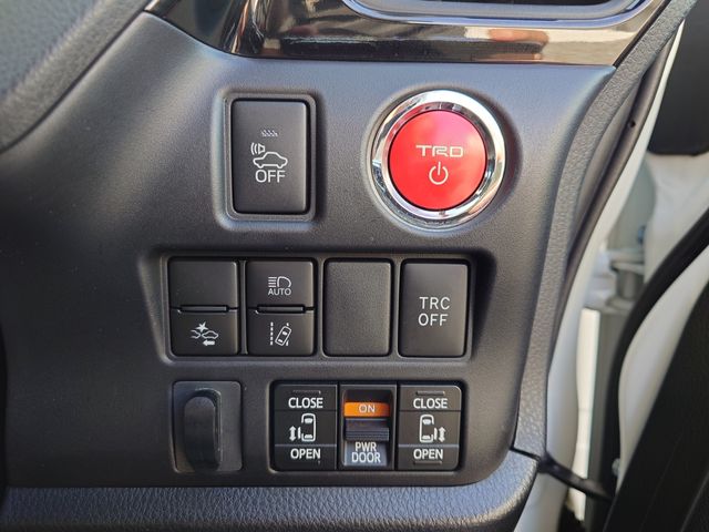 TOYOTA NOAH HYBRID 2017 Image 31