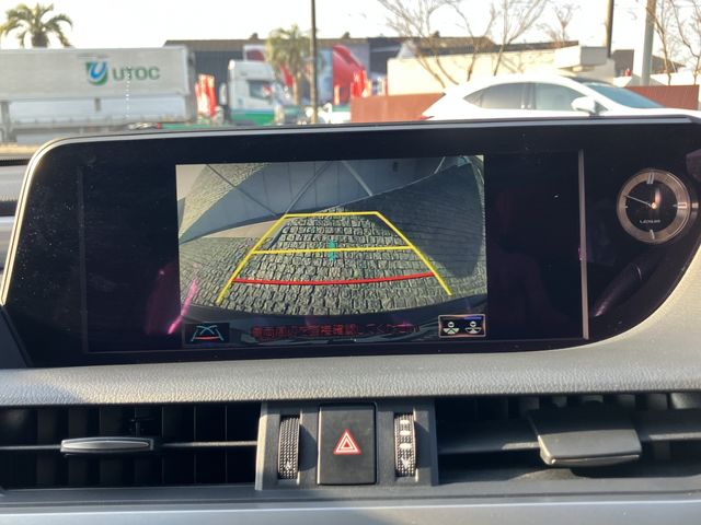 TOYOTA LEXUS ES300H 2020 Image 31