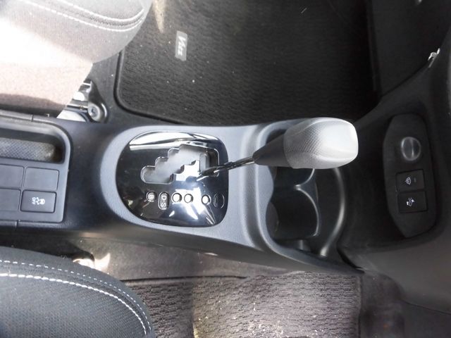 TOYOTA VITZ 2019 Image 31