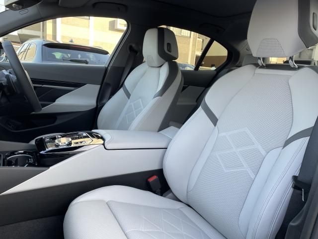 BMW 5SERIES SEDAN 2023 Image 31