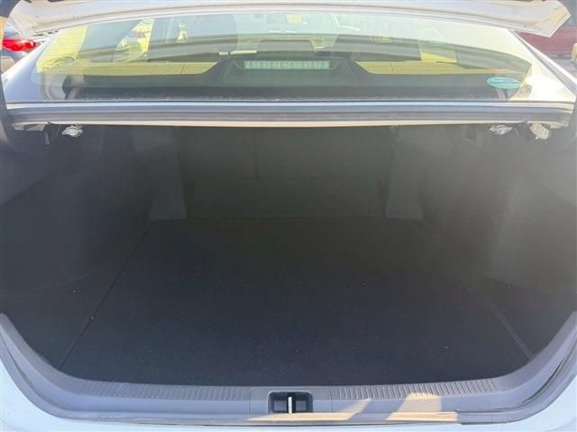 TOYOTA CAMRY HYBRID 2018 Image 31