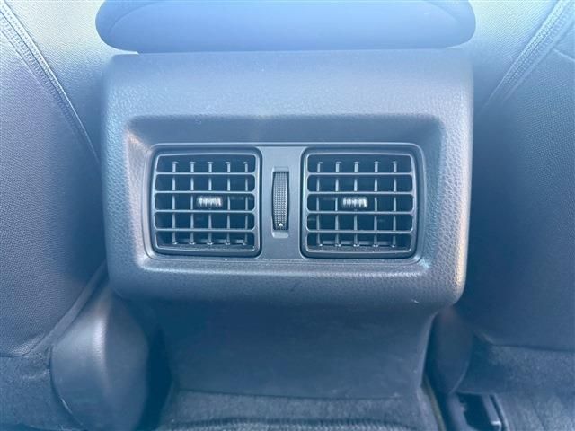 TOYOTA CAMRY HYBRID 2018 Image 31