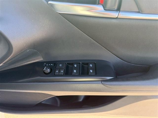 TOYOTA CAMRY HYBRID 2018 Image 31