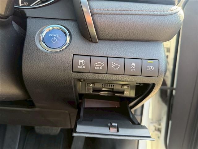 TOYOTA CAMRY HYBRID 2018 Image 31