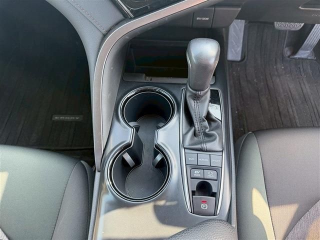 TOYOTA CAMRY HYBRID 2018 Image 31