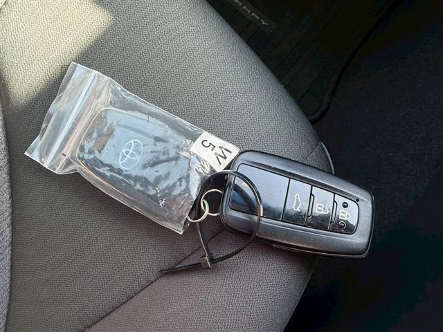 TOYOTA CAMRY HYBRID 2018 Image 31