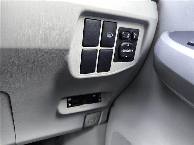 TOYOTA PRIUS 2011 Image 31