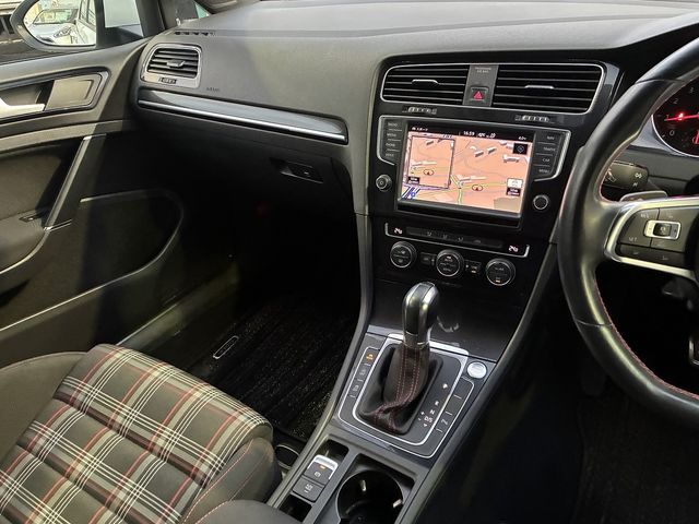 VOLKSWAGEN GOLF GTI 2016 Image 31