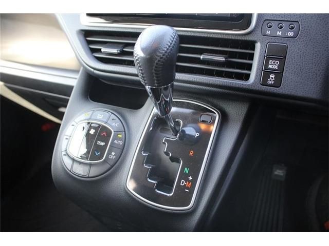 TOYOTA VOXY 2015 Image 31