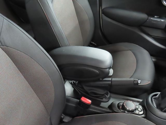 BMW MINI COOPER D 5DOOR 2019 Image 31