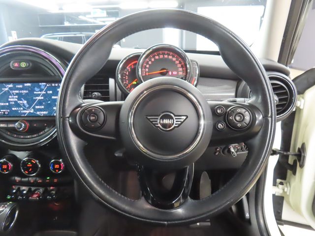 BMW MINI COOPER D 5DOOR 2019 Image 31