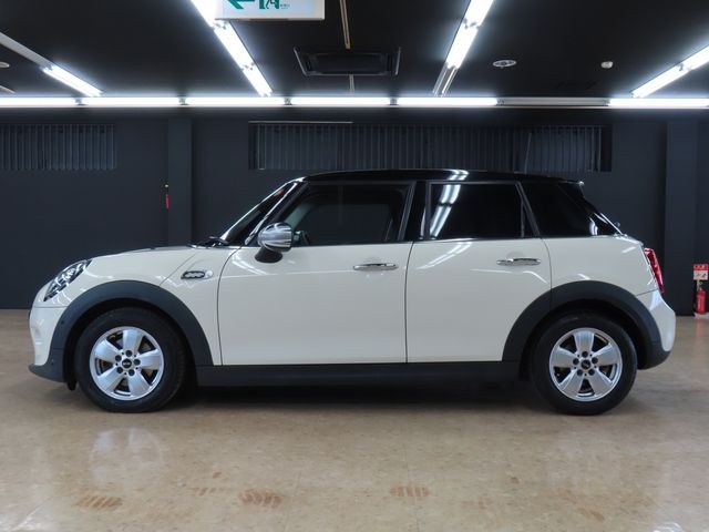 BMW MINI COOPER D 5DOOR 2019 Image 31