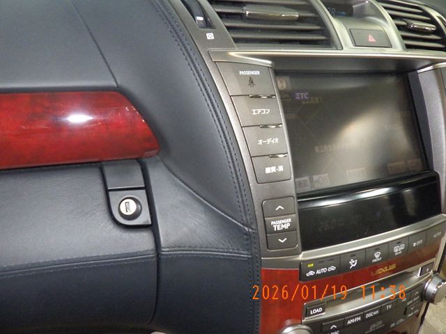 TOYOTA LEXUS LS600HL 2011 Image 31