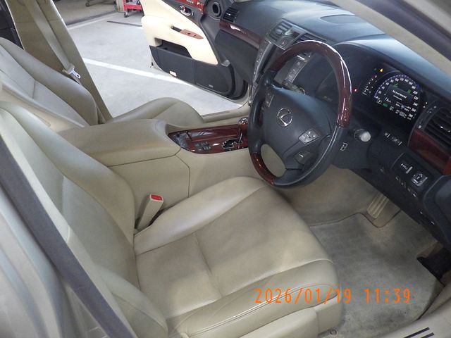 TOYOTA LEXUS LS600HL 2011 Image 31