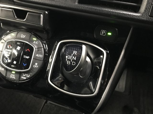 TOYOTA ESQUIRE HYBRID 2017 Image 31