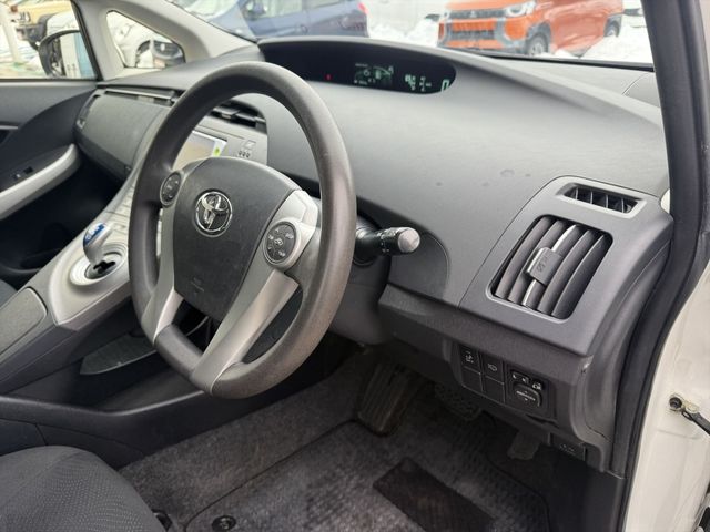 TOYOTA PRIUS 2012 Image 31