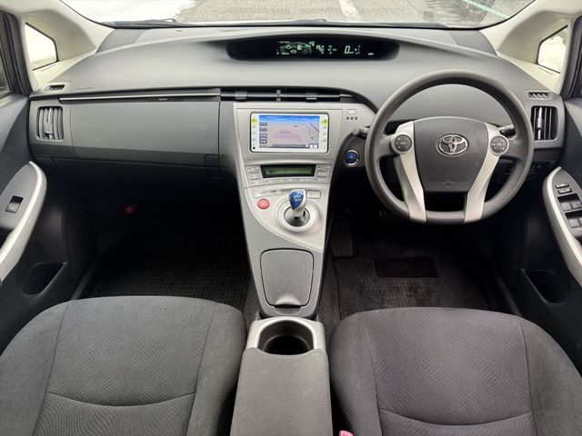 TOYOTA PRIUS 2012 Image 31