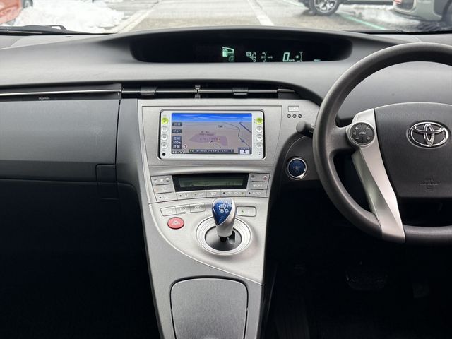 TOYOTA PRIUS 2012 Image 31