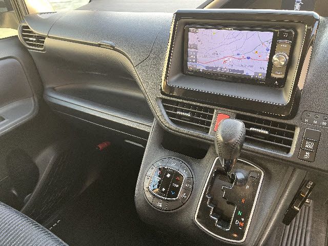 TOYOTA VOXY 2015 Image 31