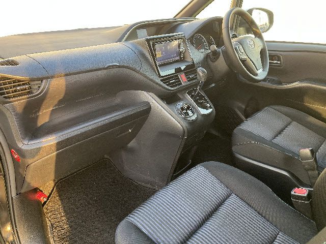 TOYOTA VOXY 2015 Image 31